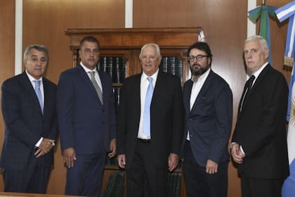 Juan Pablo Peredo (segundo desde la derecha), junto a integrantes y exintegrantes del Tribunal de Cuentas bonaerense