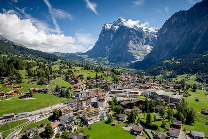 Grindenwald  está en las montañas de la región de Interlaken, en el centro de Suiza e invita a recorrer magníficos senderos de trekking 