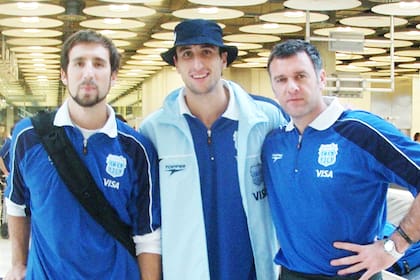 Diego Grippo, ex médico del seleccionado de básquetbol y actual presidente de la CNAD, junto con Pepe Sánchez y Manu Ginóbili.