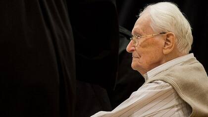 Groening, conocido como "el contador de Auschwitz", admitió su "culpabilidad moral" en su juicio en Alemania en 2015 y fue condenado a 4 años de prisión, pero no pagó ni un minuto de su pena y murió como vivió, en libertad, en 2018 a los 96 años