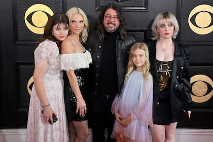 Grohl junto a su esposa, Jordyn Blum, y sus tres hijas en común: Violet, Harper y Ophelia