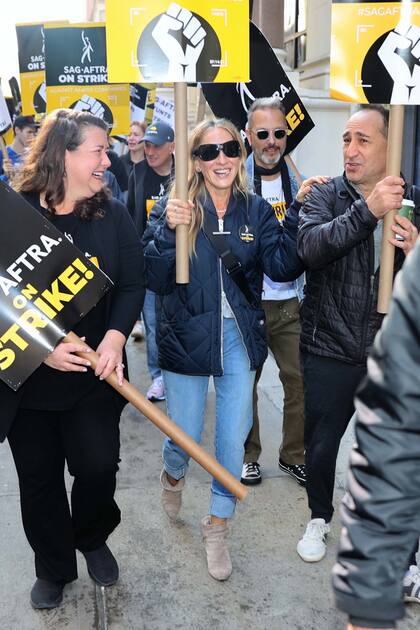 Sarah Jessica Parker levantó las banderas y se unió al reclamo de SAG-AFTRA en el centro de Manhattan. Y si bien optó por un cómodo jean para la ocasión, lo acompañó con unas botitas