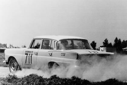 Ewy Rosqvist junto a su navegante Ursula Wirth, dominaron a voluntad el Gran Premio de Turismo de 1962 en nuestro país, con este Mercedes-Benz 220 SE