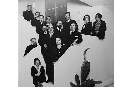 El Grupo Sur, en 1931: Francisco Romero, Eduardo Bullrich, Guillermo De Torre, Pedro Henríquez Ureña, Eduardo Mallea, Norah Borges, Victoria Ocampo, Enrique Bullrich, Jorge Luis Borges, Oliverio Girondo, Ramón Gómez De La Serna, Carola Padilla, María Rosa Oliver, Ernest Ansermet