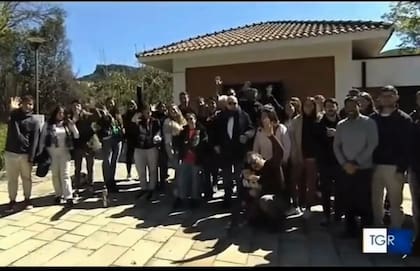 Grupo de argentinos reunidos con el sindaco (intendente) Giuseppe Scrivano