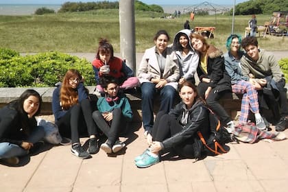 Grupo de estudiantes de la Escuela Secundaria N° 14, de La Plata, que crearon su propio manual de Educación Sexual Integral.