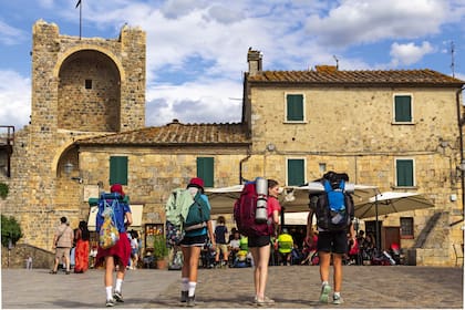 Grupo de estudiantes en una parada de la caminata por la Vía Francígena, en Monteriggioni.