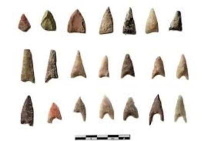 Grupo de flechas halladas en el yacimiento, pertenecientes a la Edad del Cobre