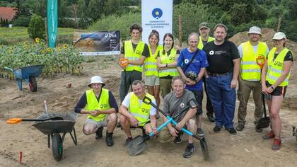 Grupo de investigadores de la Universidad que está explorando el área del antiguo cementerio, cuenta con el apoyo de y voluntarios, residentes locales y autoridades
Foto: Andrzej Romanski. Universidad de Nicolás Copérnico en Torun
