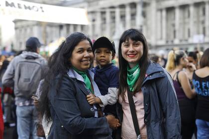 Joelena Barón, 40, Sebastián, 5 (hijo de Jesmar), Jesmar Torres, 34 (hermana). "Venir es importsnte porque las marchas nos visibilizan, y es algo del sentir, es una expresión de sentimientos y de presencia que nada lo sustituye." Joelena "Para mí el feminismo es la esperanza de la pol