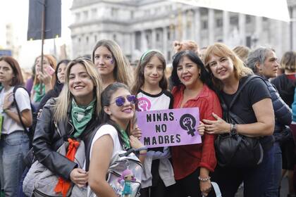 Grupo de madres e hijas. Es la primera vez que vinieron las madres, luego de haber escuchado a las hijas en las razones por qué venian. Gianina De Donato, 22, (joven con anteojos de sol) "Es importante luchar todas juntas para conseguir los derechos que nos corresponde"