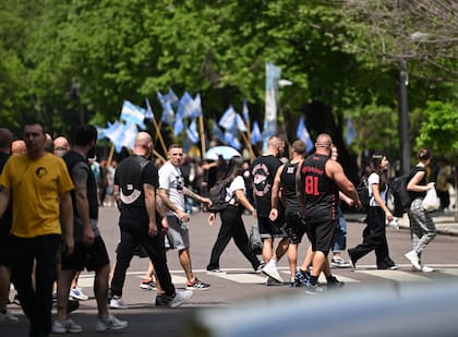 Grupo de motoqueros denominados
Hell´s Angels caminan la calles de La Plata para celebrar un encuentro mundial con miembros de la agrupación