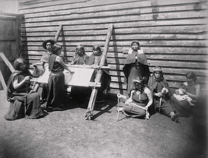 Grupo de mujeres hilando en sus telares