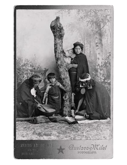 Grupo de mujeres mapuche todas vestidas con sus oscuras indumentarias de ikülla y küpam