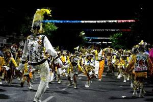 Grupo de Murga Don Bosco participando de un Carnaval de verano en barrio Colegiales