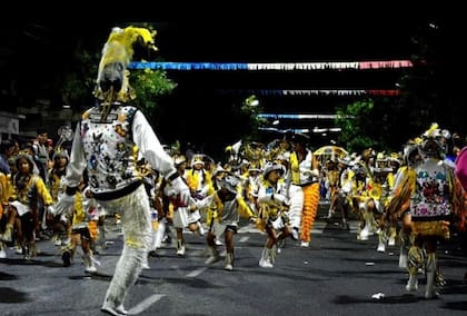 Grupo de Murga participando de un Carnaval de verano en barrio Colegiales