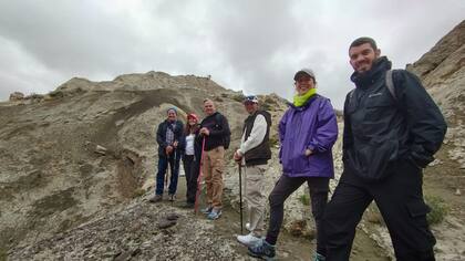 Grupo de turistas argentinos y extranjeros realizando el trekking en el Bosque Petrificado La Leona