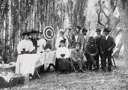 Grupo en Plas Hedd, la casa de Lewis Jones cerca de Rawson. ca. 1898.