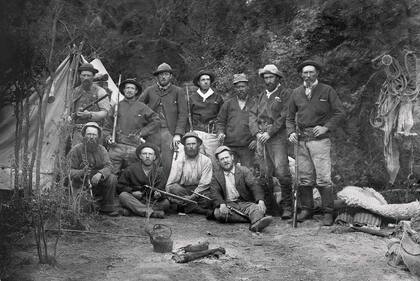 Grupo en Valle Hermoso: tenían la tarea de demarcar las parcelas para el asentamiento cordillerano.