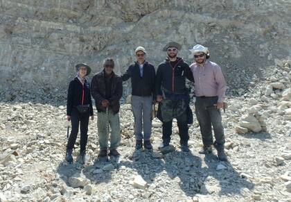 Grupo expedicionario de la Universidad de Pisa en el desierto de Ica, Perú, en busca del cráneo del Perucetus colossus