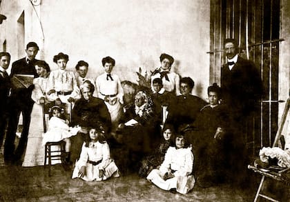 Grupo familiar presidido por María Varela de Beccar en la galería de la quinta. Sentada, a su derecha, su hija Sara Videla de Castro. A la izquierda, de pie, Horacio Beccar Varela (con un diario en la mano) junto a su futura esposa, María Cristina Castro Videla (circa 1905)