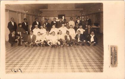 Grupo folclórico que se presentó en el hotel, fotografiado por Bonnin.