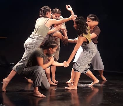 Grupo Fuera de Foco en un show durante su gira en Alemania con la obra "Quien levante la Mano"