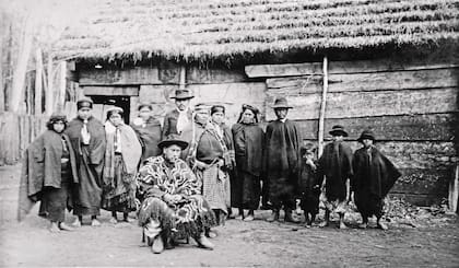 Grupo mapuche frente a sus viviendas, en las cercanías de la ciudad de Traiguén