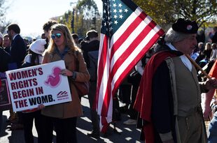 Grupos a favor y en contra del aborto manifiestan frente a la Corte Suprema en Washington