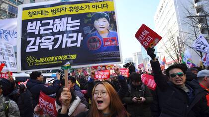 Grupos anti gobierno celebran la destitución de la presidenta Park Geun-hye
