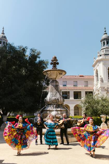 Grupos de amigos y familiares en EE.UU. organizan fiestas con elementos relacionados a la cultura mexicana, aunque la festividad se ha extendido a otras etnias