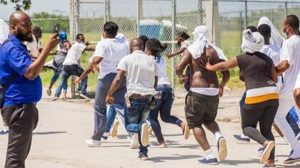 Grupos de haitianos en el aeropuerto de Puerto Príncipe buscan volver a subirse al avión que los había deportado