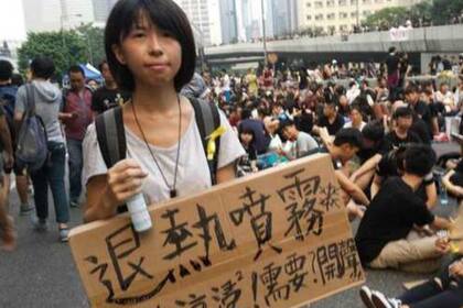 Grupos de jóvenes reparten desodorante para que no haya malos olores en plena protesta