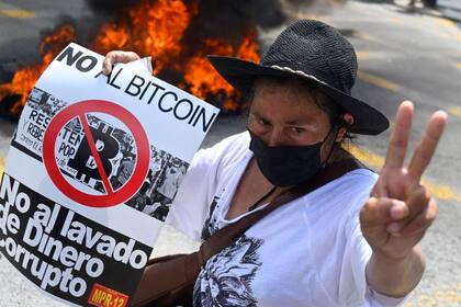 Grupos de manifestantes se han opuesto a la inversión de fondos públicos en bitcoin.