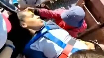 Grupos de rescate y migrantes bajaron a Johandri del tren para trasladarla al hospitaL