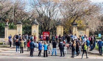Grupos de vecinos se movilizaron frente al ex predio de Obras Sanitarias para reclamar que tenga un uso público