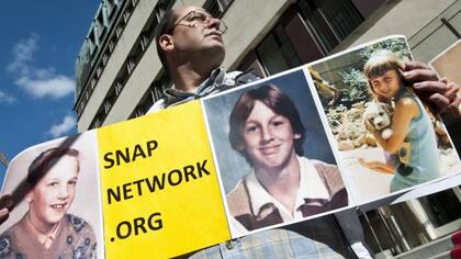 Grupos defensores de las víctimas de abuso, como SNAP, acusaron a la iglesia de sólo velar por intereses propios