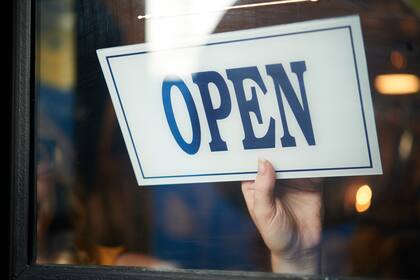 Grupos escolares y organizaciones civiles participarán en las ceremonias conmemorativas en los suburbios de Illinois, destacando el compromiso intergeneracional con la memoria de quienes sirvieron al país