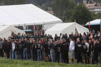 Grupos judíos advirtieron contra la venta de las notas en momentos en que crecen los movimientos neonazis