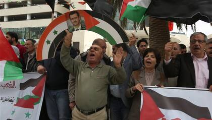 Grupos palestinos manifiestan en favor de Al-Assad en la ciudad de Nablus