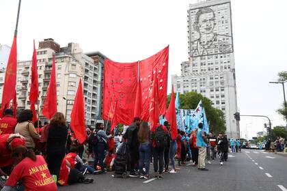 Grupos piqueteros cortan la Avenida 9 de Julio