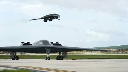 Un bombardero B-2 Spirit desplegado desde la Base de Whiteman, Missouri, despega de la pista detrás de otro B-2 en la Base de la Fuerza Aérea de Andersen, Guam. El 24 de agosto de 2016.