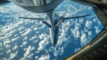 Un B-1B Lancer de la Fuerza Aérea de Estados Unidos recibe combustible de un KC-135 Stratotanker durante una misión de 10 horas desde la Base Aérea de Andersen, Guam, en el espacio aéreo japonés y sobre la Península Coreana