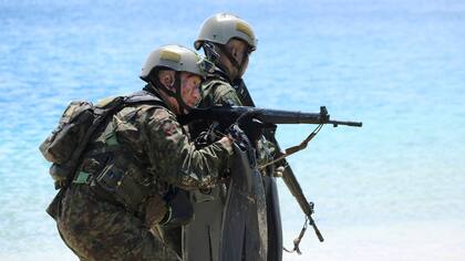 Imagen de archivo de mayo de 2017. Soldados japoneses participan en un ejercicio anfibio como parte de ejercicios militares conjuntos entre los Estados Unidos, Japón, Francia y el Reino Unido, en la base naval de Guam