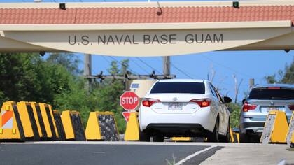 Foto de archivo. Autos entran en la base naval de Guam, cerca de Hagatna, Guam
