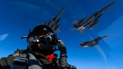 Un piloto de la Fuerza Aérea de los Estados Unidos se une a los F-15 de la Fuerza Aérea de la República de Corea durante una misión de 10 horas desde la Base Aérea de Andersen, Guam, en el espacio aéreo japonés y sobre la Península Coreana