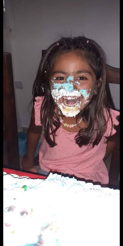 Guada en su cumpleaños número 5, con la cara repleta de la crema que cubría su torta de Frozen. Según su mamá, fue el día más feliz en la vida de la niña.