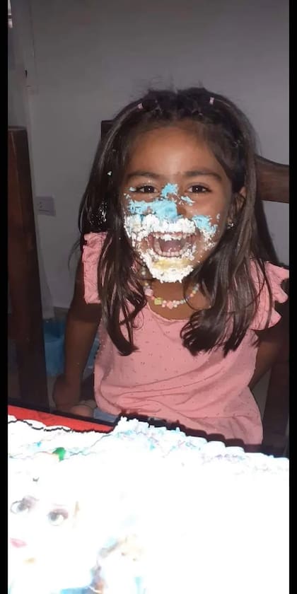 Guada en su cumpleaños número 5, con la cara repleta de la crema que cubría su torta de Frozen. Según su mamá, fue el día más feliz en la vida de la niña