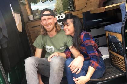 Lupe y Jack en la furgoneta casa rodante.