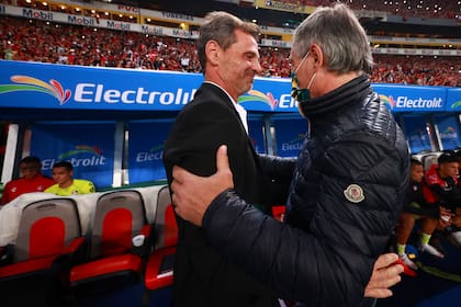 GUADALAJARA, MEXICO - DECEMBER 12: Diego Cocca (L), head coach of Atlas greets Ariel Holan, head coach of Leon prior the final second leg match between Atlas and Leon as part of the Torneo Grita Mexico A21 Liga MX at Jalisco Stadium on December 12, 2021 in Guadalajara, Mexico. (Photo by Hector Vivas/Getty Images)